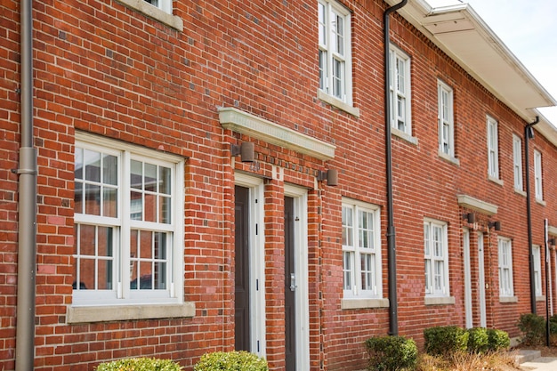 Un bâtiment en briques rouges avec le numéro 41 sur la façade.