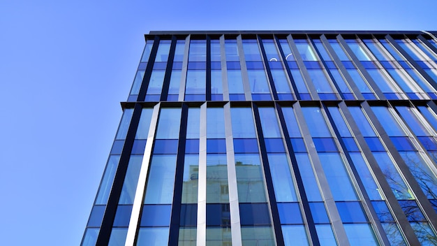 Bâtiment de bureaux moderne avec façade en verre Mur en verre transparent d'un bâtiment de bureaux