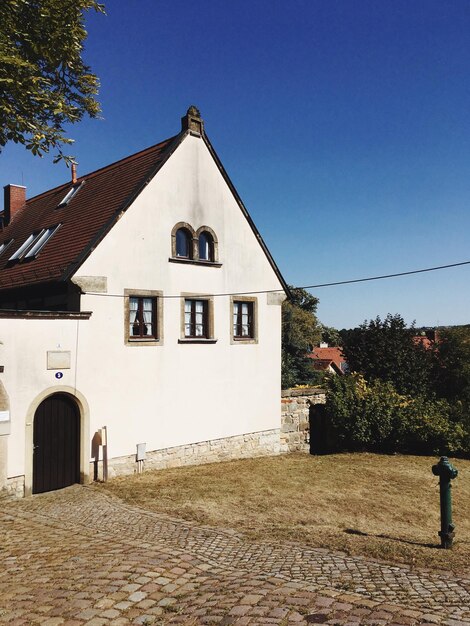 Photo bâtiment de campagne contre un ciel bleu clair