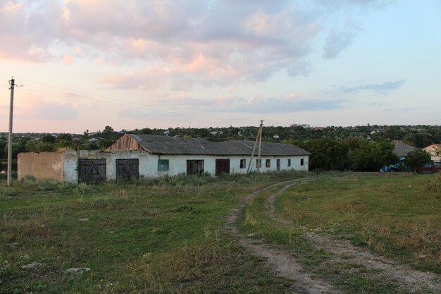 Un bâtiment avec un chemin de terre devant