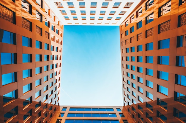 Un bâtiment avec un ciel bleu en arrière-plan