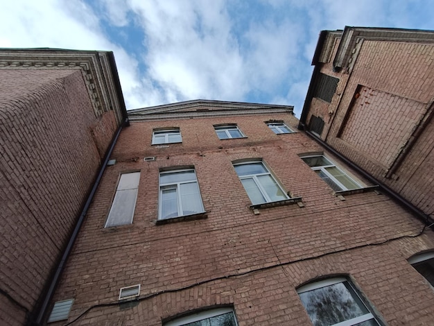 Un bâtiment avec un ciel bleu derrière lui