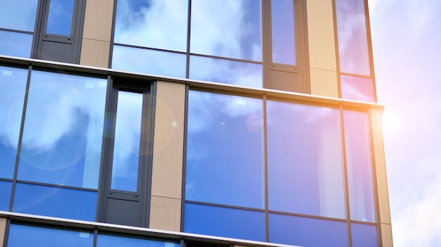 Un bâtiment avec un ciel bleu et des nuages en arrière-plan