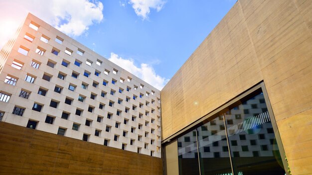 Un bâtiment avec un ciel bleu et des nuages