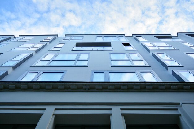 Un bâtiment avec un ciel bleu et des nuages