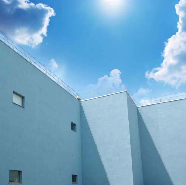 Bâtiment et ciel bleu