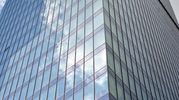 un bâtiment avec un ciel dans la fenêtre