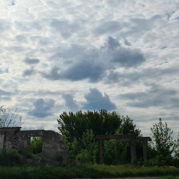 Un bâtiment avec un ciel nuageux en arrière-plan