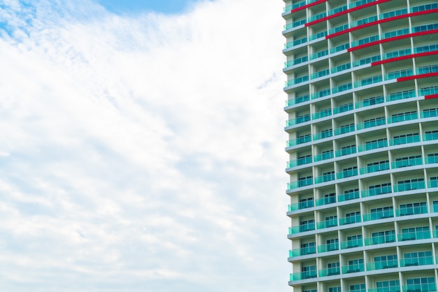 bâtiment avec ciel nuageux et espace copie