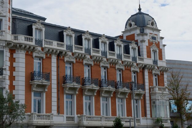 Bâtiment classique espagnol windows balcons dans le centre de style architectural moderniste de Madrid Espagne