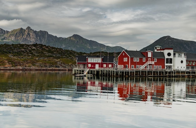 Un bâtiment classique pour arrêter les voyageurs de yacht maison de pêche de couleur rouge sur la côte sur
