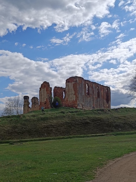 Un bâtiment sur une colline avec un ciel bleu en arrière-plan