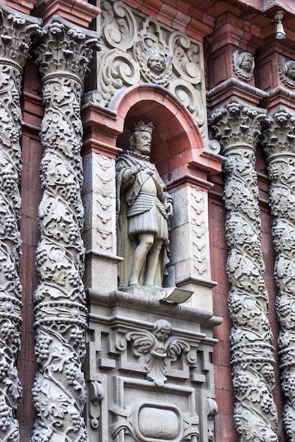 Bâtiment colonial avec sculptures