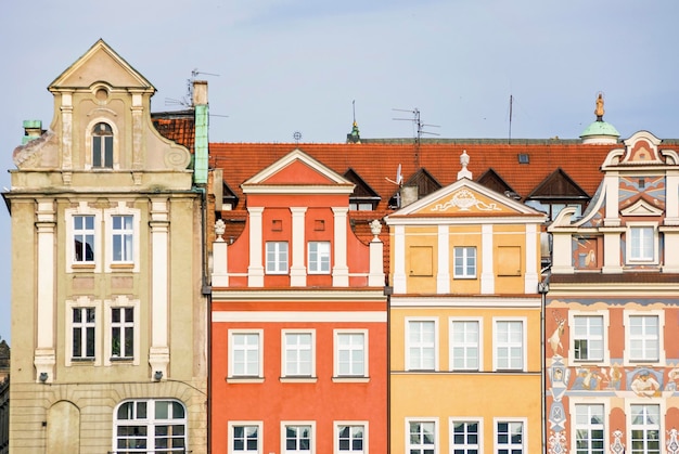 Bâtiment coloré du marché historique de la vieille ville de Poznan