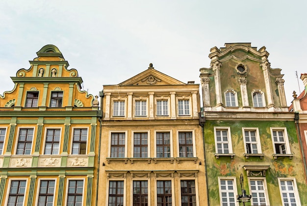 Bâtiment coloré du marché historique de la vieille ville de Poznan