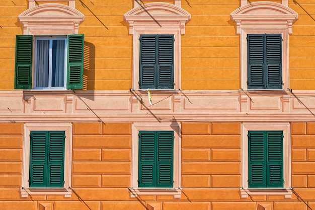 Bâtiment coloré italien avec plâtre peint