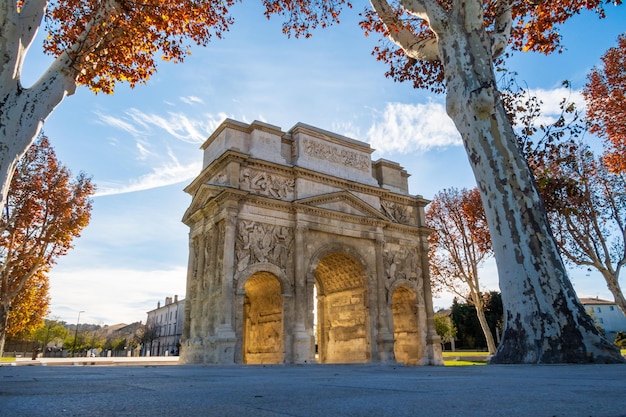 Photo bâtiment commémoratif historique de l'arc de triomphe romain dans la ville d'orange photo prise en france