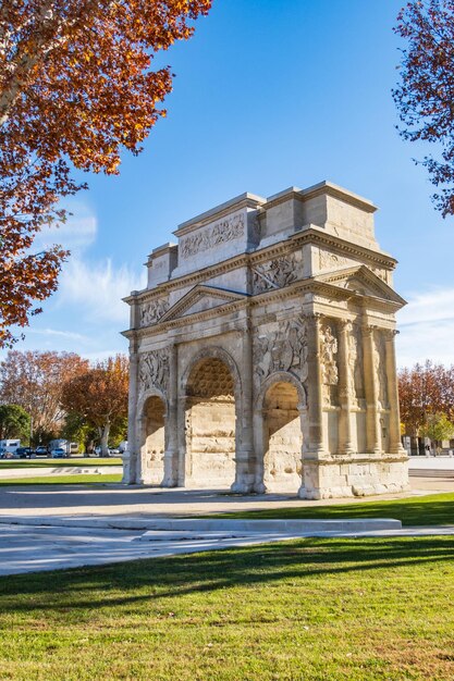 Photo bâtiment commémoratif historique de l'arc de triomphe romain dans la ville d'orange photographie verticale prise en france