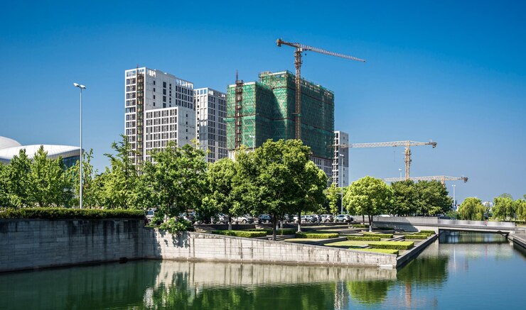 Bâtiment commercial moderne à côté du ruisseau