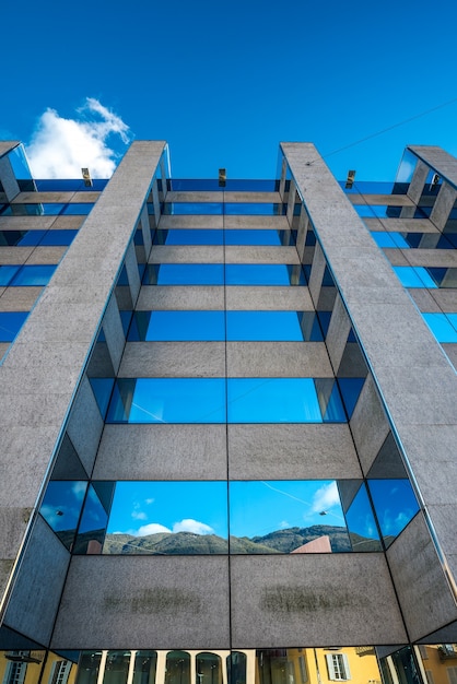 Photo bâtiment commercial à structure de verre extérieure