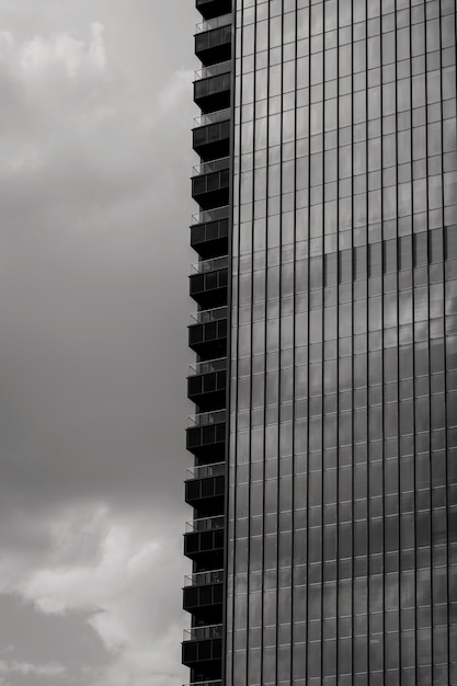 Bâtiment commercial en verre. architecture monochrome