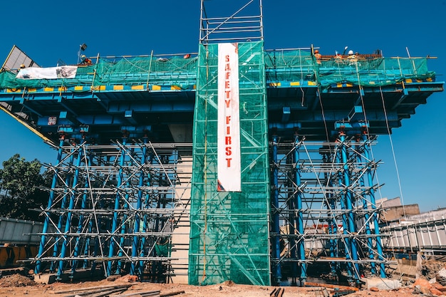 Un Bâtiment En Construction Avec La Bannière De La Sécurité D'abord