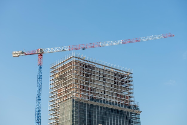 Bâtiment en construction avec échafaudage pour la sécurité