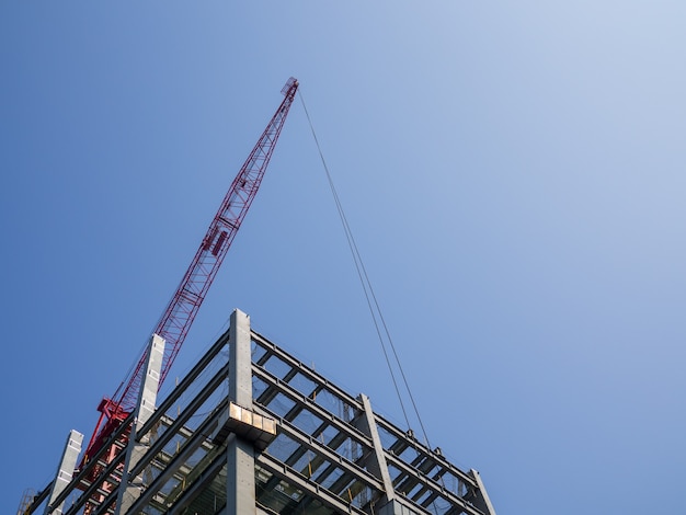 Bâtiment en construction, grues et gratte-ciel