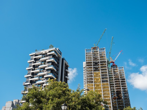 Bâtiment en construction, grues et gratte-ciel