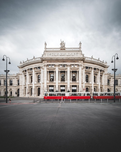 Bâtiment contre un ciel nuageux