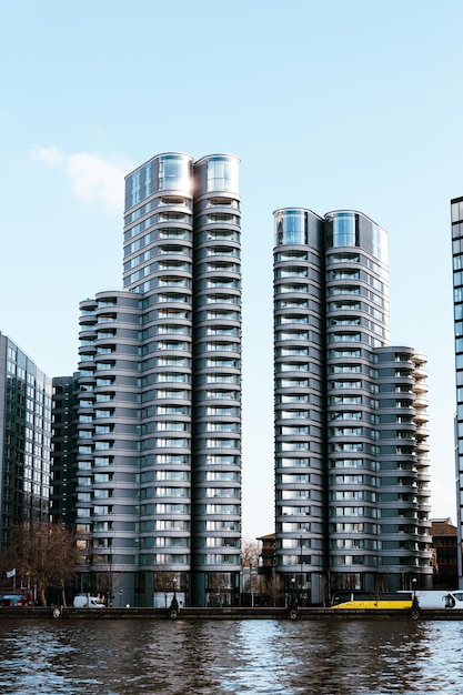 Bâtiment à côté de la Tamise au coucher du soleil Londres