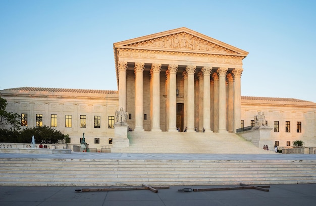 Le bâtiment de la Cour suprême des États-Unis est situé à Washington DC, aux États-Unis. C'est le siège de la Cour Suprême. Il a été construit en 1935. L'architecte du bâtiment était Cass Gilbert.