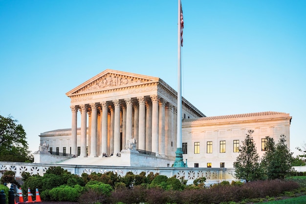 Le bâtiment de la Cour suprême des États-Unis est situé à Washington DC, aux États-Unis. Il est situé près du Capitole des États-Unis et a été construit en 1935. C'est l'un des monuments historiques nationaux