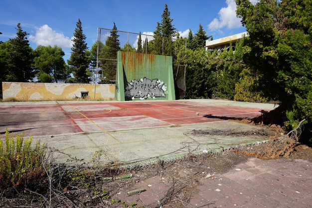 Un bâtiment couvert de graffitis avec un panneau qui dit "graffiti" dessus