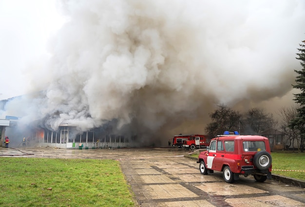 Bâtiment couvert d'incendie et de forte fumée