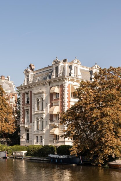 Photo le bâtiment dans lequel se trouve l'hôtel