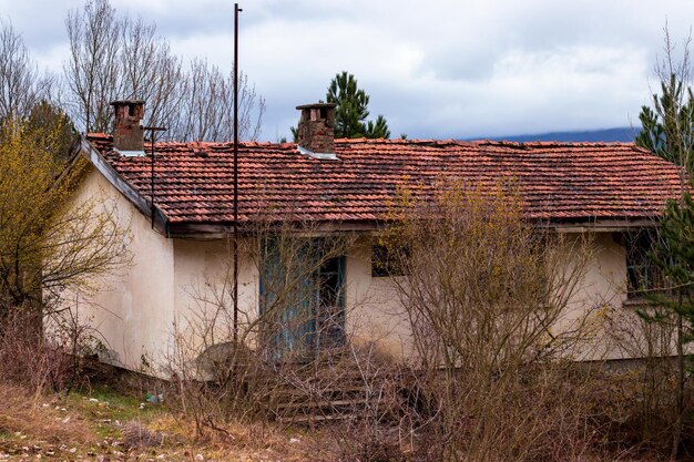 Un bâtiment déserté avec un toit en tuiles rouges capturé sur une photo couverte