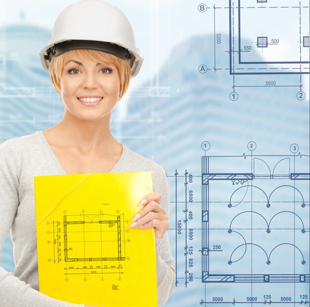 bâtiment, développement, construction, concept d'architecture - entrepreneur féminin en casque blanc avec plan