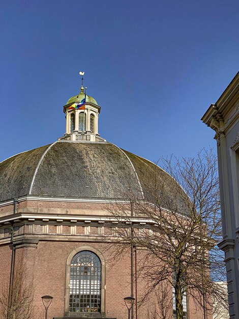 un bâtiment avec un dôme qui a une horloge dessus