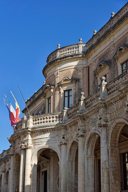 Un bâtiment avec un drapeau au sommet