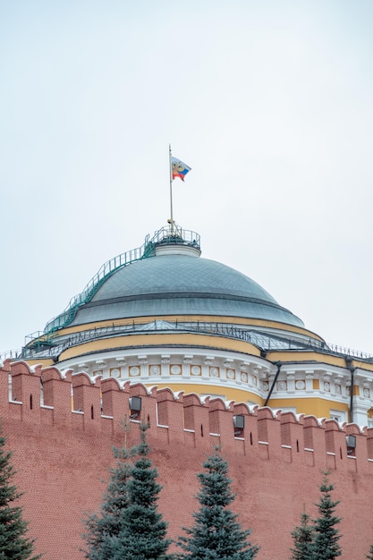 Un bâtiment avec un drapeau dessus qui dit kremlin dessus