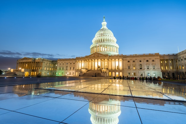 Le bâtiment du Capitole des États-Unis la nuit à Washington DC, États-Unis d'Amérique