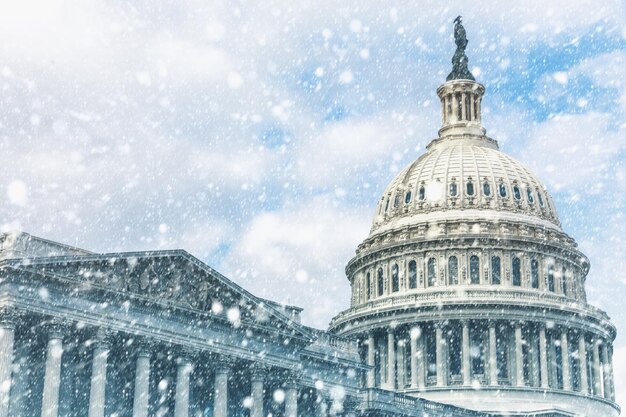 Bâtiment du Capitole à Washington DC pendant une tempête de neige