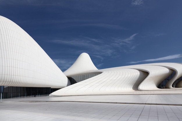 Photo bâtiment du centre heydar aliyev aux lignes courbes conçu par la célèbre zaha hadid bakou azerbaïdjan