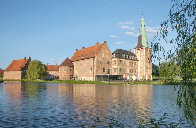 bâtiment du château de la forteresse dans le parc sur le paysage d'été du lac