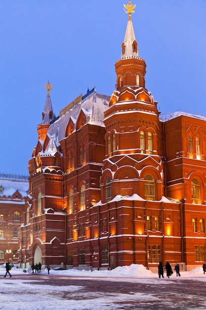 Bâtiment du Musée historique d'État en soirée d'hiver Moscou