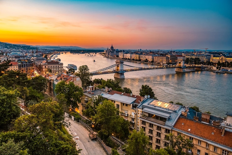 Photo bâtiment du parlement à budapest avec un ciel parfait fantastique et une réflexion dans l'eau du danube calme vue nocturne du bâtiment du parlement sur le delta du danube