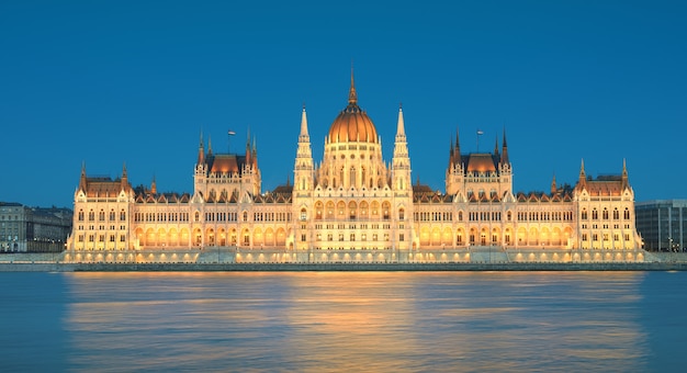 Bâtiment du Parlement à Budapest, en Hongrie, dans la nuit