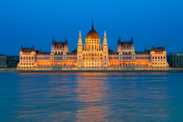 Bâtiment du Parlement à Budapest, Hongrie, la nuit