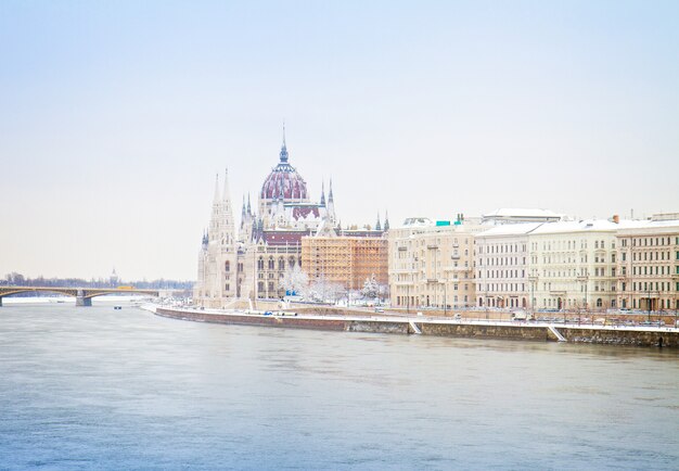 Bâtiment du Parlement sur le Danube, Budapest, Hongrie